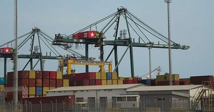 640px-Déplacement_de_containers_maritimes 640px-Déplacement_de_containers_maritimes