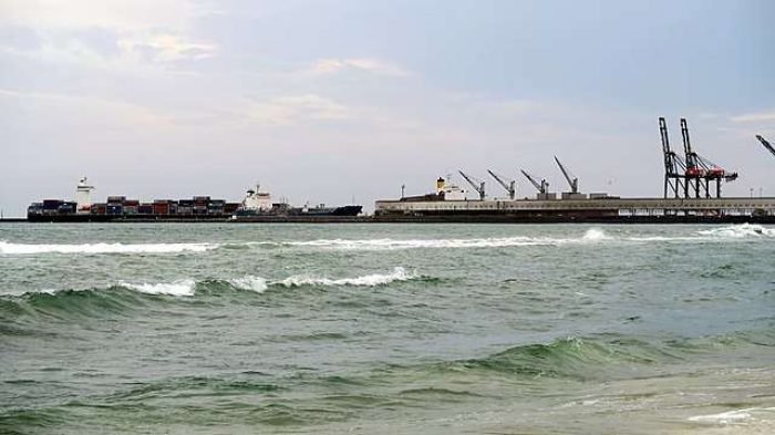 Container_ships_at_Lome_port Container_ships_at_Lome_port